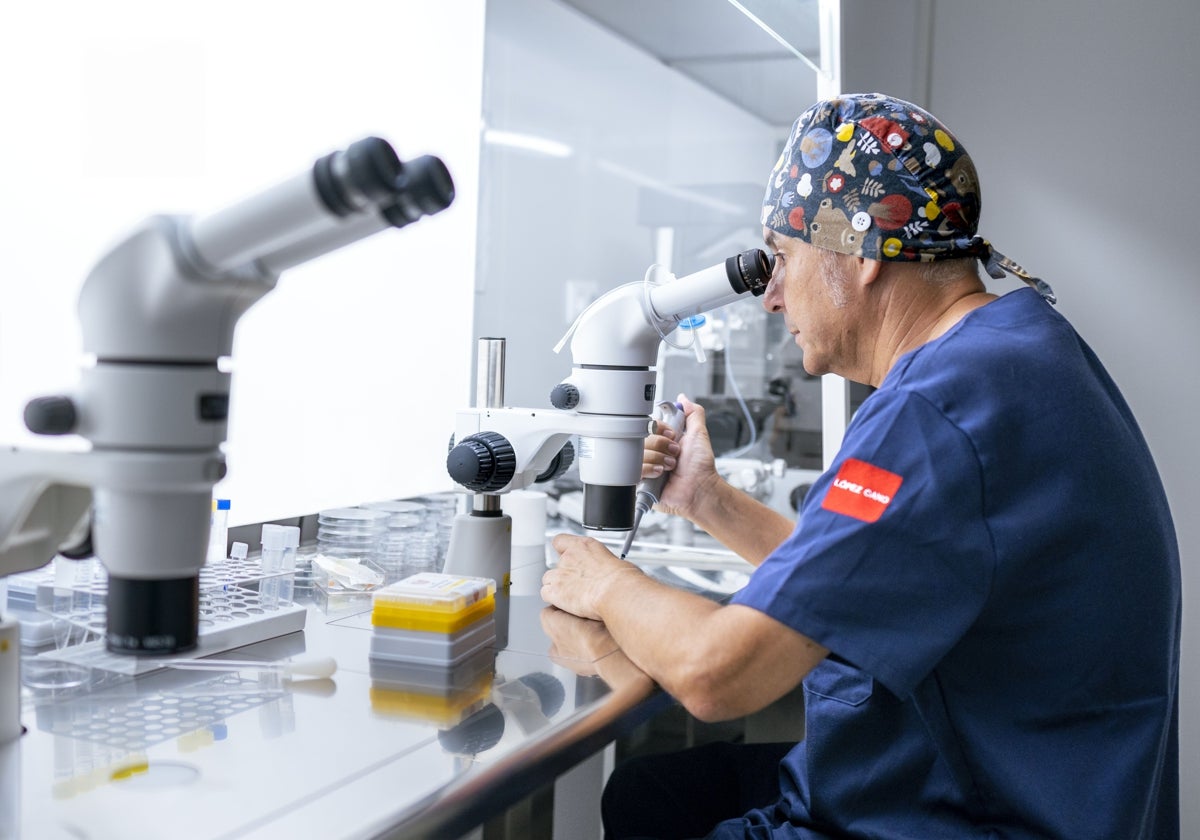 El doctor Pedrero en su laboratorio