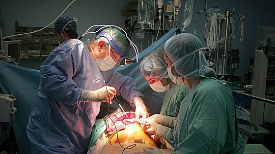 El Hospital Puerta del Mar realiza 66 trasplantes renales en el primer semestre del año
