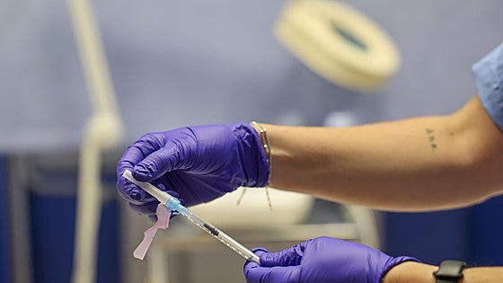 La campaña de vacunación frente a gripe y covid arranca este miércoles 9 de octubre para mayores, sanitarios y embarazadas