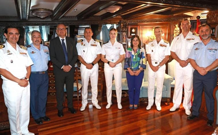 Imagen principal - La Princesa Leonor llega a Las Palmas de Gran Canaria a bordo del &#039;Juan Sebastián de Elcano&#039;