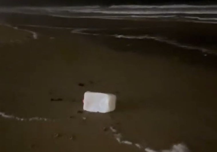 Un joven estaba paseando de noche por la playa en Cádiz y se sorprende al encontrar esto en plena orilla: «¡Ten cuidado!»