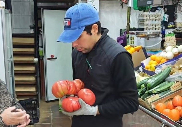 Un frutero de Bilbao dice esto sobre los tomates de Conil de la Frontera: «¿Sabes de dónde vienen?»