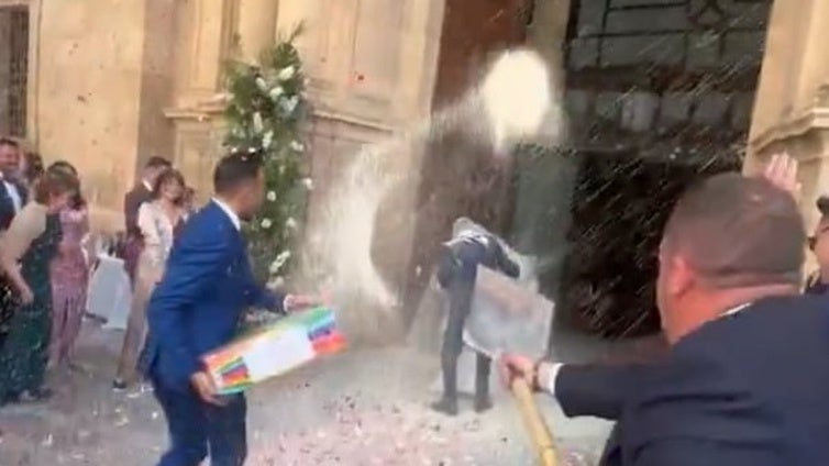 Palazos de arroz a unos recién casados: «Pelo, vestido, maquillaje, ramo, recuerdo... todo destrozado»