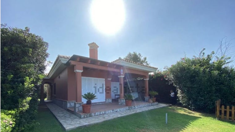 Vivir a sólo unos metros del mar es posible por este precio: así es el chalet que está a la venta en este pueblo de Cádiz