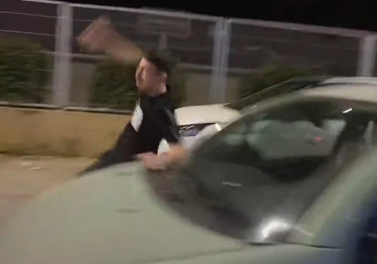 Estaba grabando un vídeo para redes sociales en Jerez y es atropellado por un coche