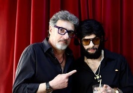 Gerard Jofra, con Alex 'Peluca', autor de la chirigota 'Los calaíta', durante el COAC 2025