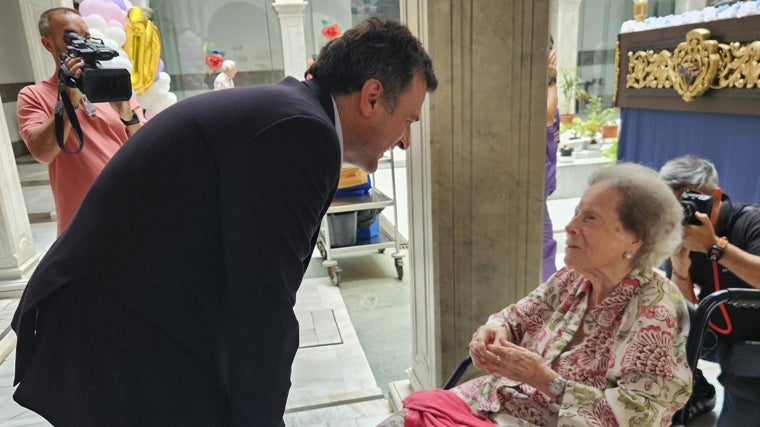 Ana María se hace centenaria en la residencia San Juan de Dios de Cádiz