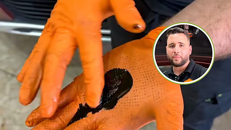 Juan José, mecánico: «No os fieis de los coches nuevos, no hay ninguno que os recomiende»