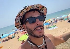 Un creador de contenido va a la playa de El Palmar y se queja de esto: «¿Quién ensucia esta playa?»