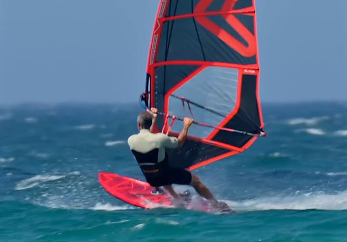 El presentador Jorge Fernández se relaja haciendo windsurf en esta playa paradisíaca de Cádiz: «Un día de levante navegando»