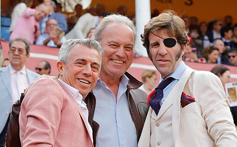 Imagen principal - Imágenes del turronero junto a sus amistades y su mujer