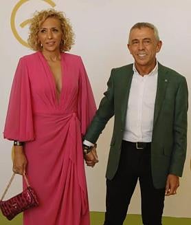 Imagen secundaria 2 - Imágenes del turronero junto a sus amistades y su mujer