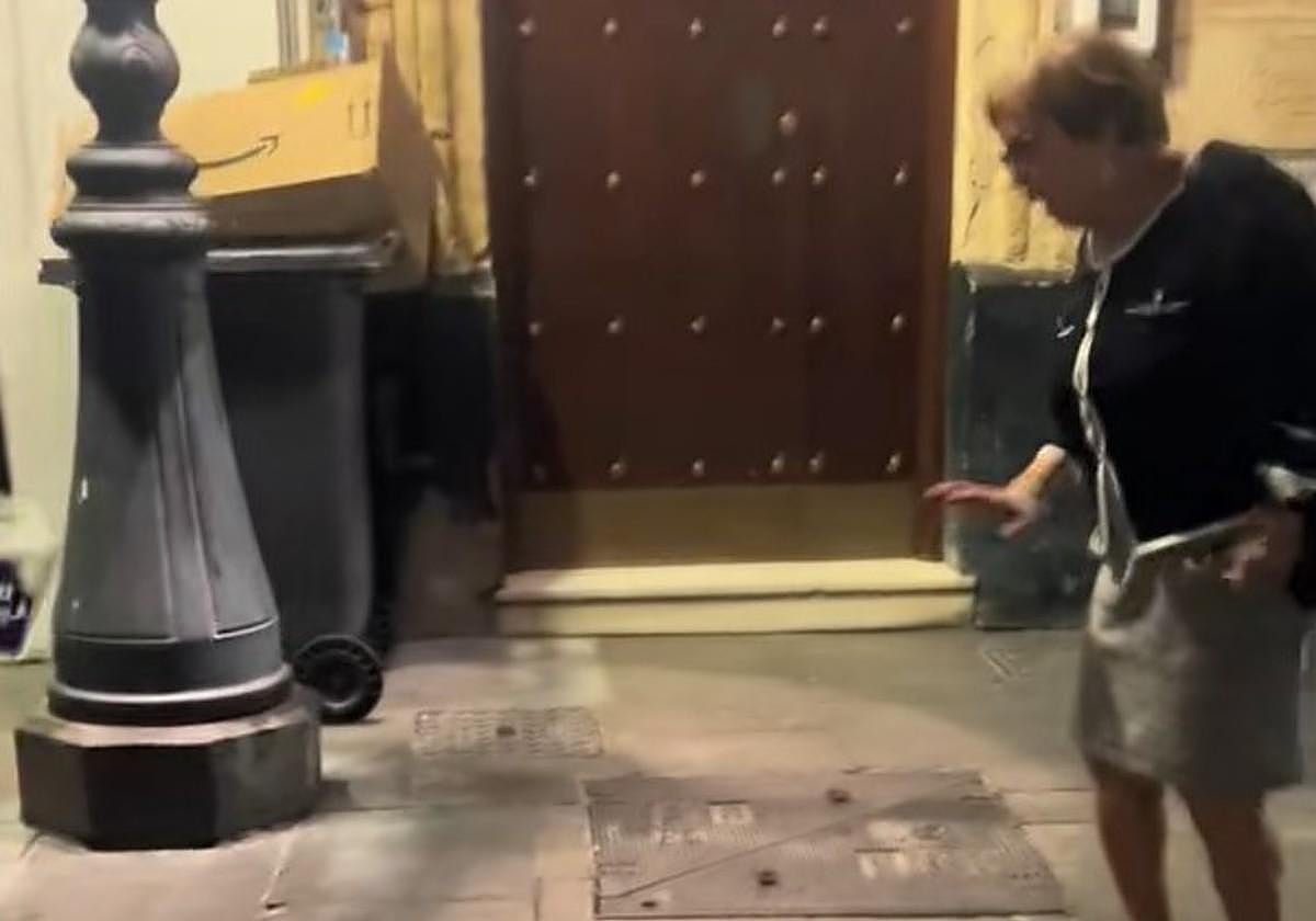 El vídeo viral de una mujer que intenta pisar a una cucaracha en Cádiz