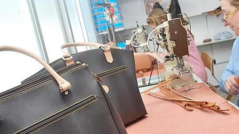 Imagen de archivo de una mujer trabajando la peletería en Ubrique