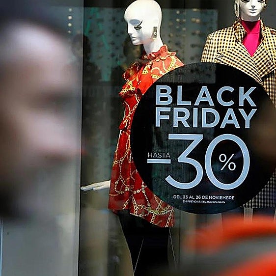 Cartel promocional de una edición anterior de Black Friday en una tienda de ropa