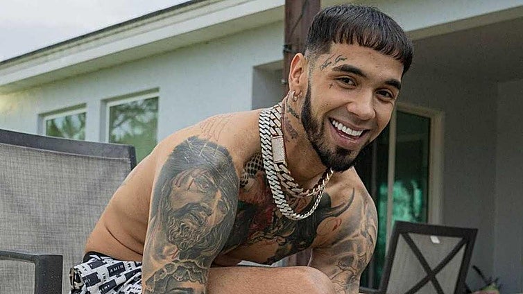 El cantante Anuel lleva tatuado en su brazo a este Señor de Jerez: «Sorpresas que se lleva uno»