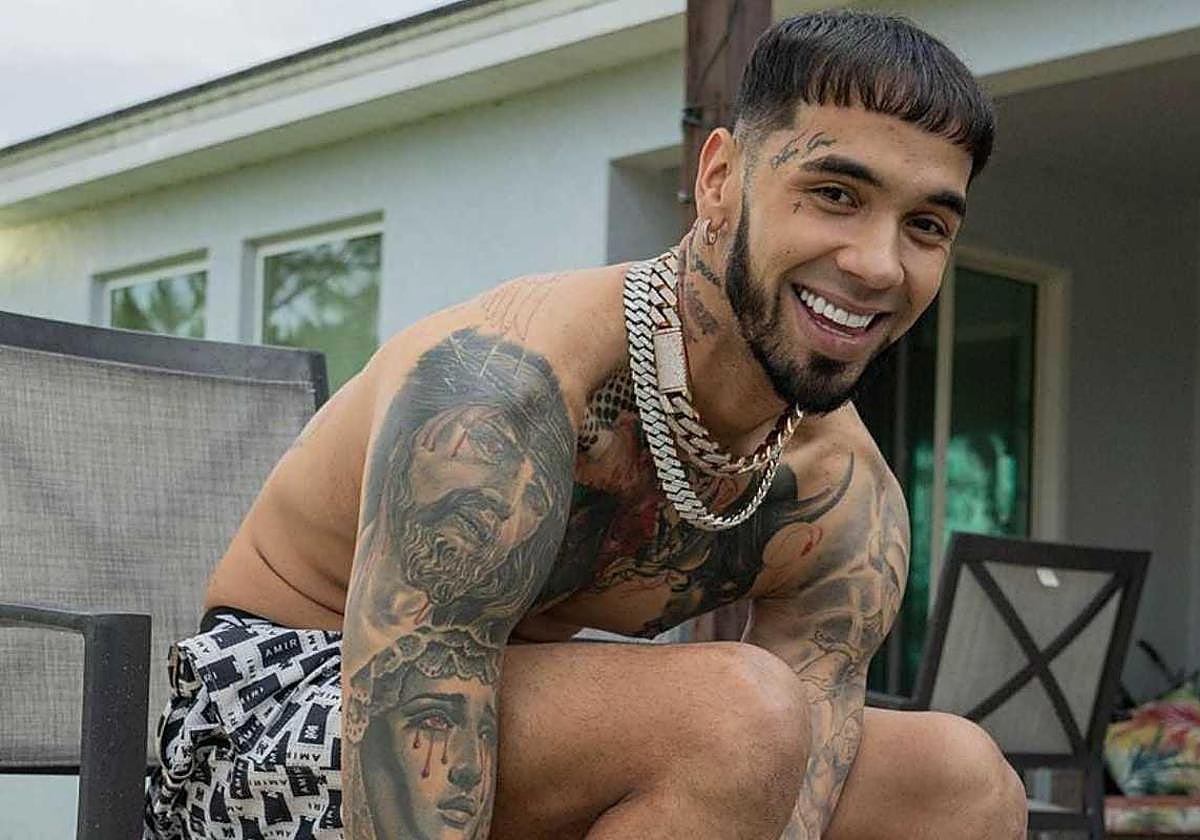 Imagen de Anuel con su tatuaje del Señor de la Salud