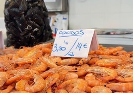 Imagen de un puesto que vende langostinos cocidos en el Mercado Central de C&aacute;diz