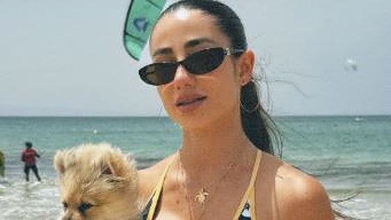 Lola Lolita en una playa de Cádiz con una de sus mascotas.