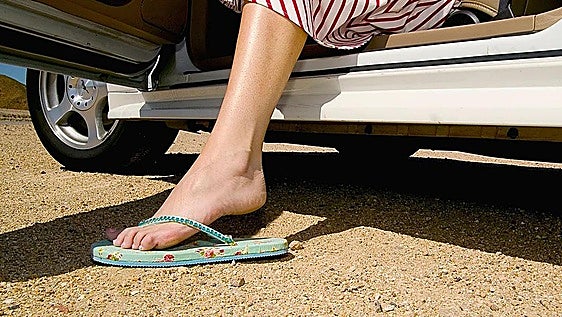 La DGT lo deja claro: esta es la multa que te pueden poner si conduces con chanclas en Cádiz