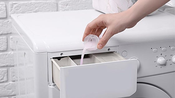 Utilizar vinagre en lugar de suavizante en la lavadora: qué beneficios tiene para la ropa y por qué lo utilizan cada vez más personas