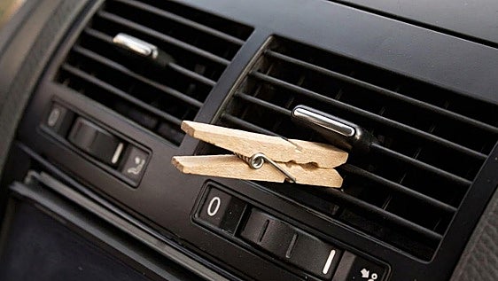 Utilizar una pinza de madera en el aire acondicionado del coche: para qué sirve y por qué lo hacen cada vez más conductores