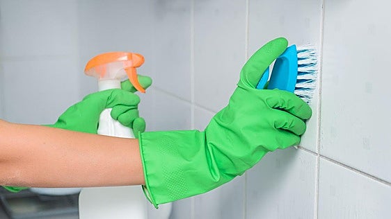 Limpiar las paredes con agua oxigenada: qué ventajas tiene y por qué lo recomiendan los expertos