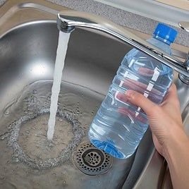 Poner una botella de plástico debajo del fregadero: para qué sirve y por qué lo recomiendan los fontaneros