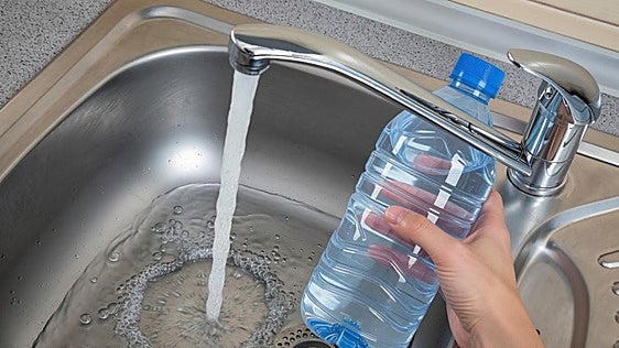 Poner una botella de plástico debajo del fregadero: para qué sirve y por qué lo recomiendan los fontaneros