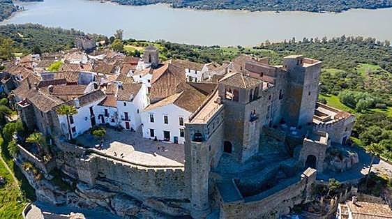 El pueblo de Cádiz que se encuentra dentro de un castillo: ¿cuál es?