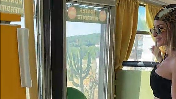 Un autobús de línea convertido en una suite de cinco estrellas con jacuzzi: así es el lugar más original de Cádiz para dormir