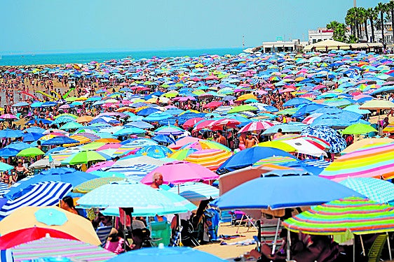 El refugio de Hugo Silva es un pueblo de la costa de Cádiz donde pasó su infancia: «Mis padres tenían un piso pequeñito»