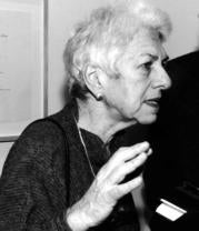 Harriet G. Peters, su viuda, durante la inauguración de la muestra. Corina Arranz