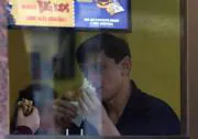 Dos jóvenes comiendo ayer hamburguesas en un centro comercial de Madrid. Jordi Romeu