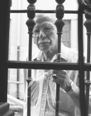 José Jornet Navarro vive en Alicante y disfruta de su jubilación como empleado de la CAM. Antonia Martínez