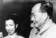 Mao junto a su cuarta y última esposa. Jiang Qing, en una fotografía tomada en 1974. Según el doctor Li Zhisui, los últimos años de la pareja fueron de constantes broncas