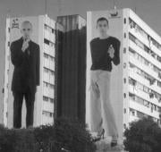 Astrud, confundidos con el paisaje urbano de Barcelona. S. G.