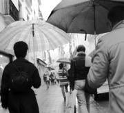 El paraguas será indispensable este fin de semana en la calle por la lluvia