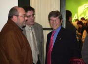 Familiares de la tripulación del avión a su llegada al aeropuerto de Quito. Ap