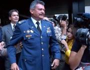 El coronel Pedro Soto, ayer, a su salida del Foro por la Libertad, en Caracas, antes de la revuelta popular. Epa