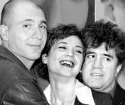 Darío Grandinetti, Leonor Watling y Pedro Almodóvar, ayer en Barcelona. Efe