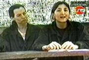 Ingrid Betancourt, con su asesora (a la izquierda), en una imagen del vídeo. Ap