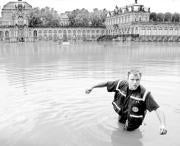 Un bombero en Dresde, durante las recientes inundaciones en Alemania.EPA