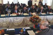Hans Blix (a la derecha en primer plano), frente a representantes del Ministerio iraquí de Asuntos Exteriores, ayer en Bagdad AP