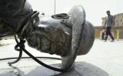 Una estatua de Sadam, símbolo del régimen, derribada en Bagdad tras la entrada de las tropas norteamericanas  EPA