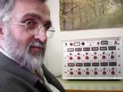 El profesor Martínez Herrador, con su «detector» de emociones