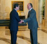 Don Juan Carlos recibe el saludo de Alberto Ruiz-Gallardón.CHEMA BARROSO