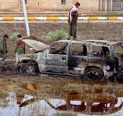 Unos niños juegan en el lugar del atentado contra los agentes españoles