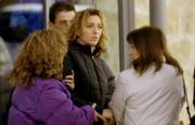 Azucena, viuda de Jiménez (en el centro), es consolada por familiares y amigos. FOTOS: DANIEL G. LÓPEZ