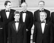 Zapatero y Bush en la foto de familia, junto a otros dirigentes de la Alianza. EPA